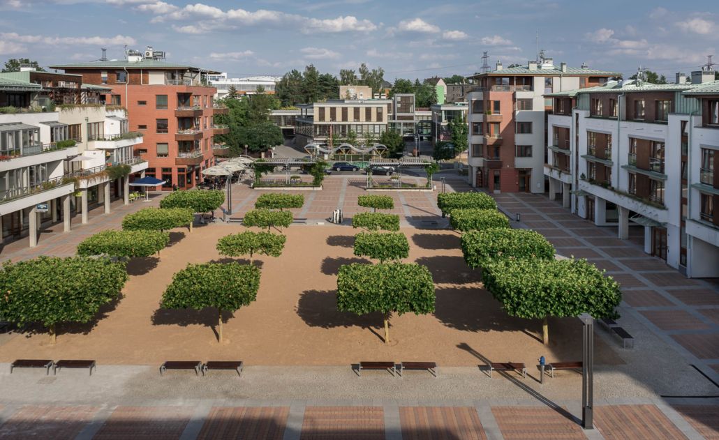 Doln� B�e�any jsou vesnice, kter� t�� ze sv� polohy. Le�� vedle hlavn�ho m�sta. To ale neznamen�, �e by jejich p��klad nemohlo sledovat m�sto jako jsme my.  Jejich �sp�ch toti� tkv� ve veden� m�sta a osv�cen�ch ��edn�c�ch. My nepot�ebujeme osv�cen�...